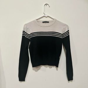 Cute crop fitted Brandy Melville sweater 🖤🤍